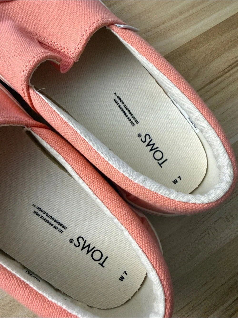 Alpargata TOMS womens Coral Canvas Slip-On Sneakers